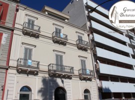 Taranto - Immobile di prestigio in Piazza Carbonelli (Lungomare)
