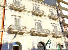 Taranto - Locale commerciale prestigioso in Piazza Carbonelli